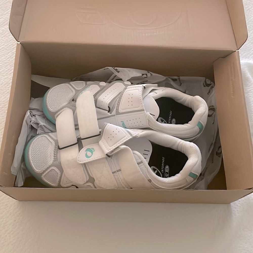Women’s cycling shoes with Shimano SPD-SL Pedals
